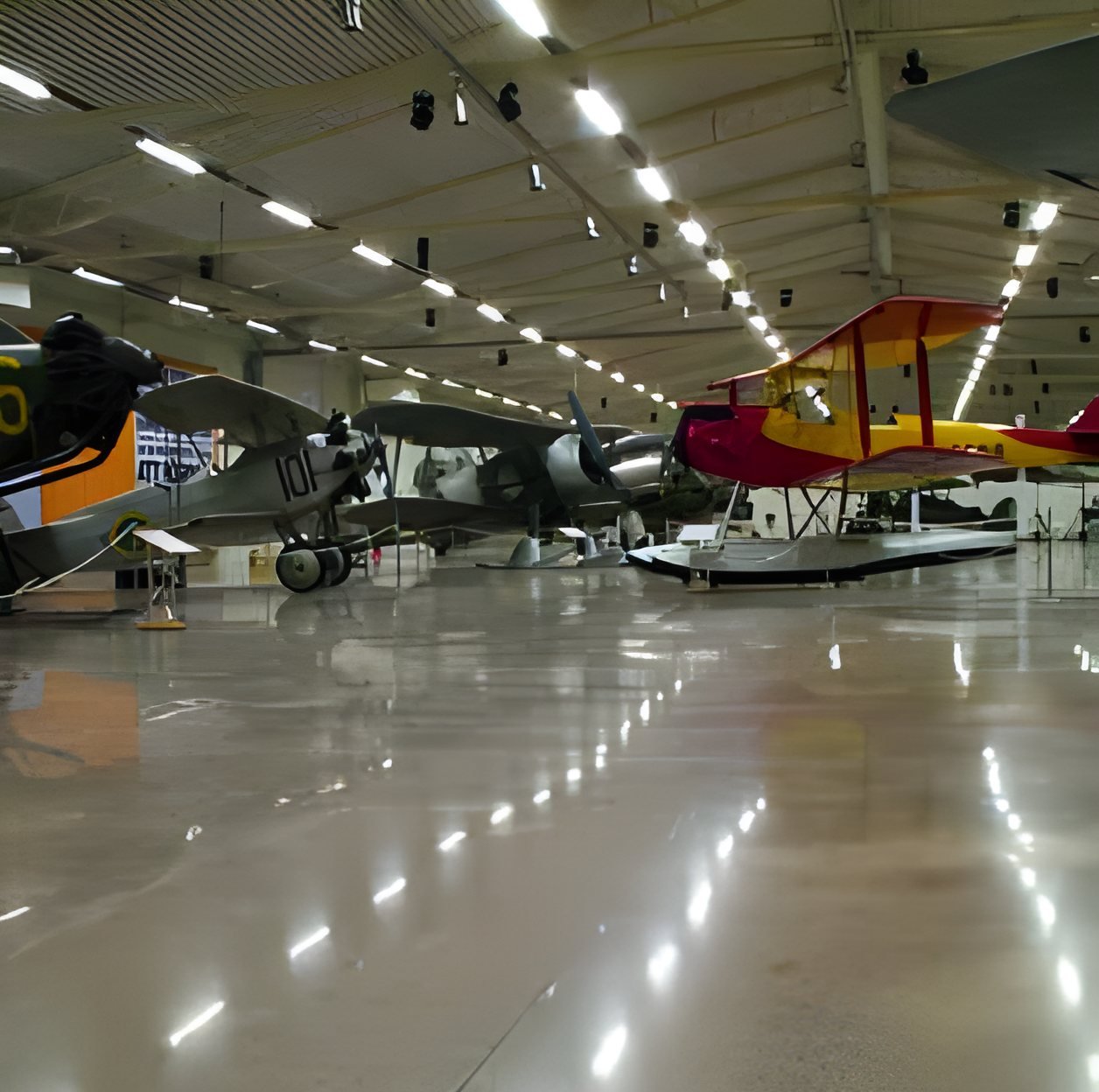 Hangarda parlatılmış beton zemin
